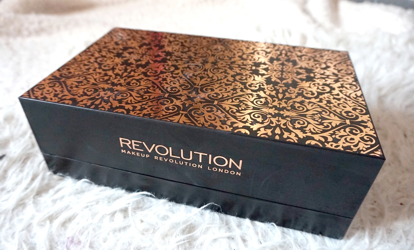 Review Makeup Revolution 12 days of Christmas box