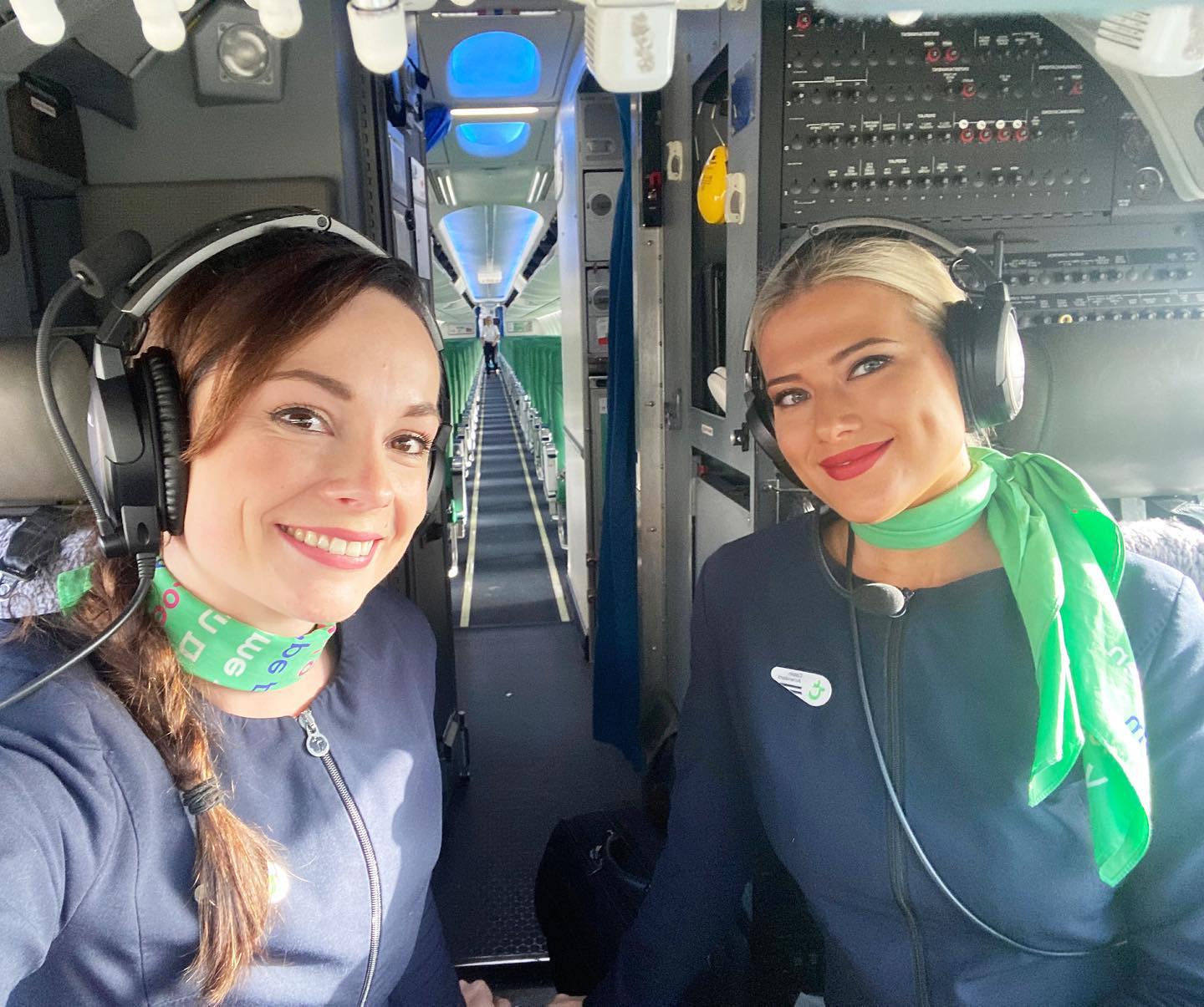 Always fun with @k.ellocs 💚 Pic of yesterday, when Kelly took the captains seat and I the co-pilot’s one (for a picture) ✈️ We met in September 2017 when I was a passenger on her flight to Lisbon. And two months after that, I got hired myself. Feels like yesterday. Today, I am going back to Lisbon on holiday (not work) for the 4th time ✈️
.
.
.
.
.
.
.
.
#stewardess #flightattendant #cabincrew #cabinattendant #modeblog #fashionblogger #modeblogger #outfit #fashionblogger_nl #cabincrew  #elegant #beautypageant #denbosch #shertogenbosch  #missworldfinalist #airhostess #transavia