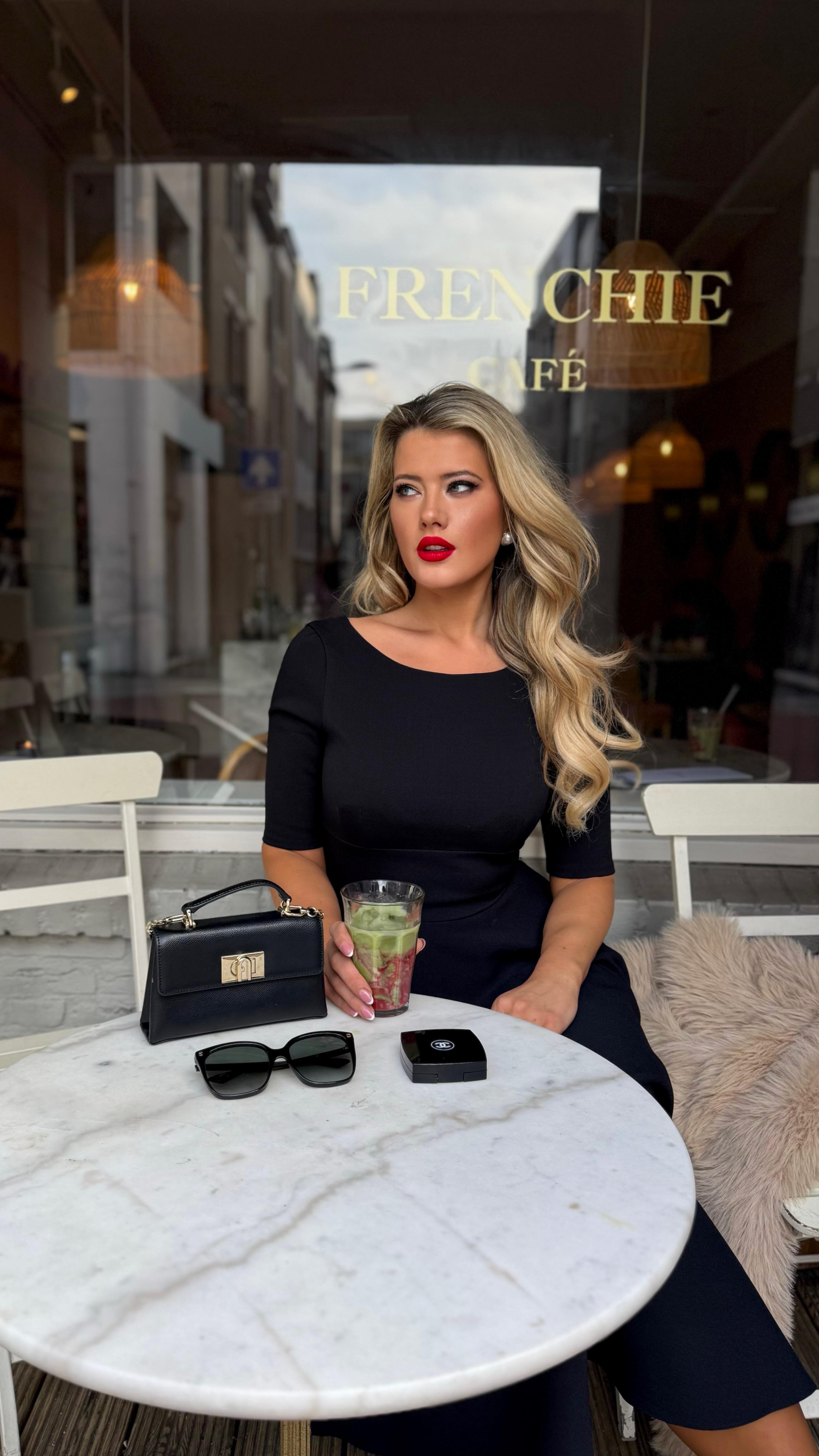 Also classy in winter 🌹 Hepburn dress in size 8 in black @theprettydress 🖤

.
.
.
.
.
#stewardess #flightattendant #cabincrew #cabinattendant #pageantqueen #peterpan #peterpanvakantieclub #transavia #amsterdam #model #missnetherlandsfinalist #beautypageant