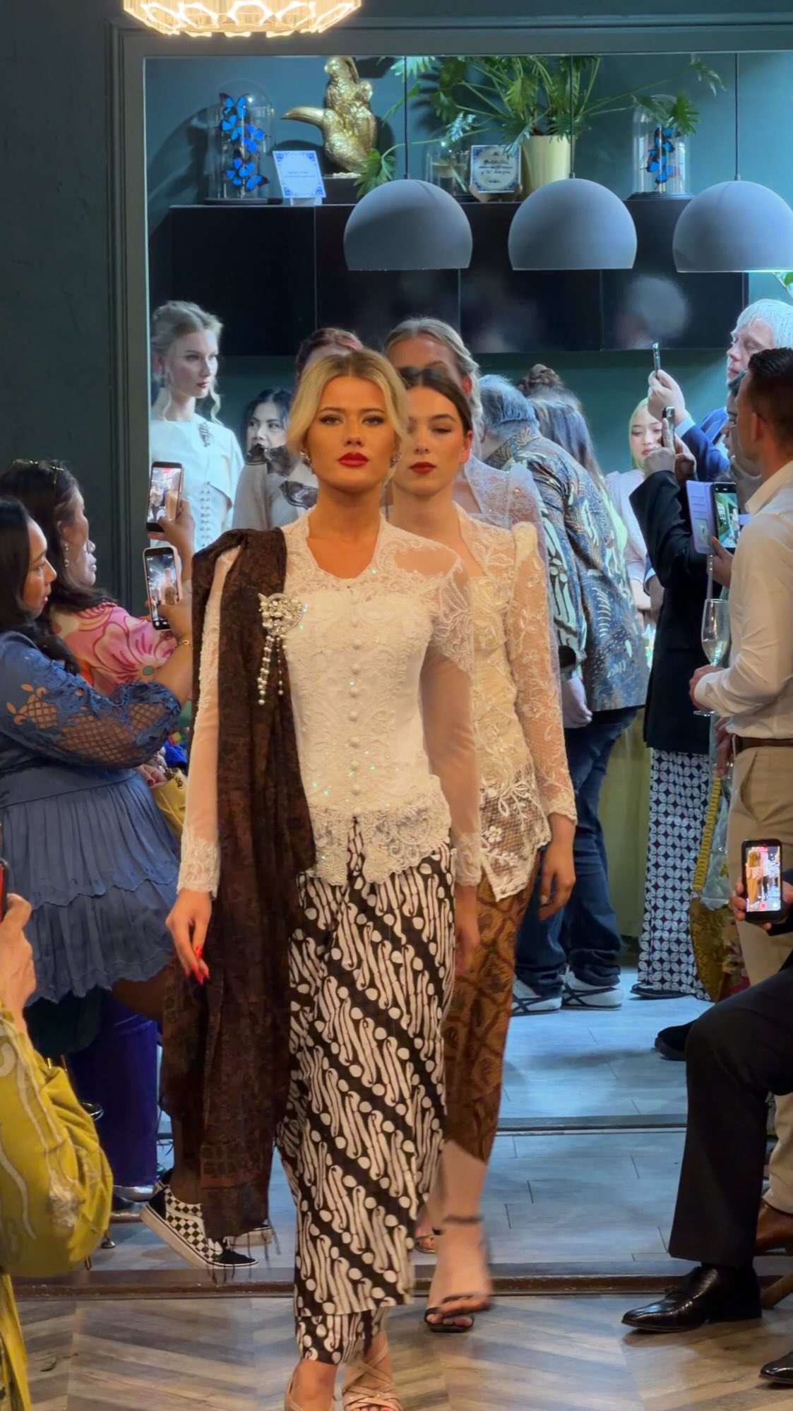 Hari Kartini Event 🇮🇩🇳🇱
Addict x BaroQco 

@baroqco_official @addicthaarlem 

Designers 
@vanelse_official
@dwisisdianto
@omorvia.id

Hair by @addicthaarlem 

Food @vera_yuve 
Chili @hui_belanda

Models @missnederland & @12_months_of_beauty 

With @stichtingpeduliseni_official @debysubiyanti @schawitri @bambangsujarwanto 
 
Photographers @schwab.marcel @forgeinframes 

In collaboration with @indonesiainthehague
@atdag_denhaag

#model #dutchmodel #baroqco #hautecouture #runway